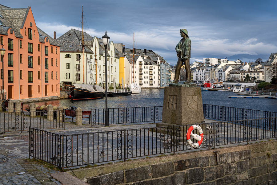 Ålesund : port, « Fiskergutten (Garçon pêcheur) » par Knut Skinnarland