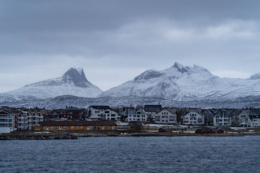 Bodø, au loin massif de Børvasstindan