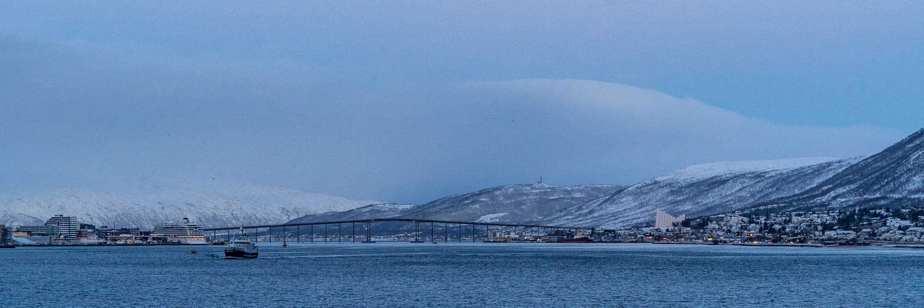 Tromsø : port, pont et cathédrale Arctique