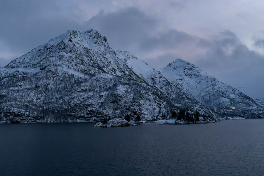Entrée du Raftsundet, vue vers Hinnøya : Meraftestinden, 611 m