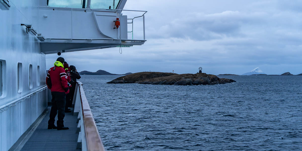 Vikingen (cercle polaire), au loin Lovund