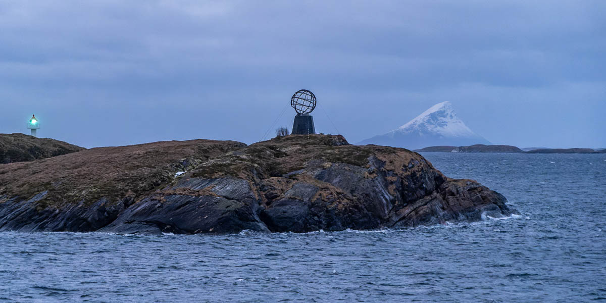 Vikingen (cercle polaire), au loin Lovund