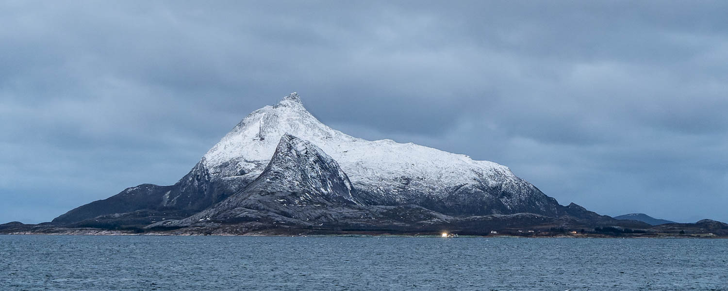 Hestmannøy : Hestmannen, 571 m, et Ambota, 318 m