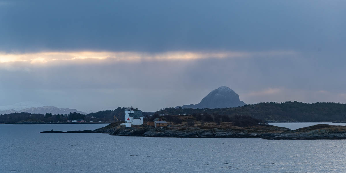 Brønnøysund : sémaphore et Torghatten