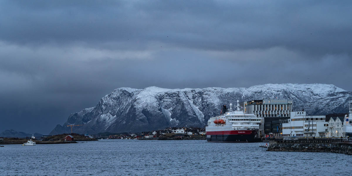 Brønnøysund : MS Richard With, Mosfjell au loin