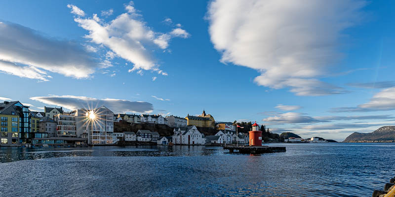 Ålesund : entrée du port, phare Molja