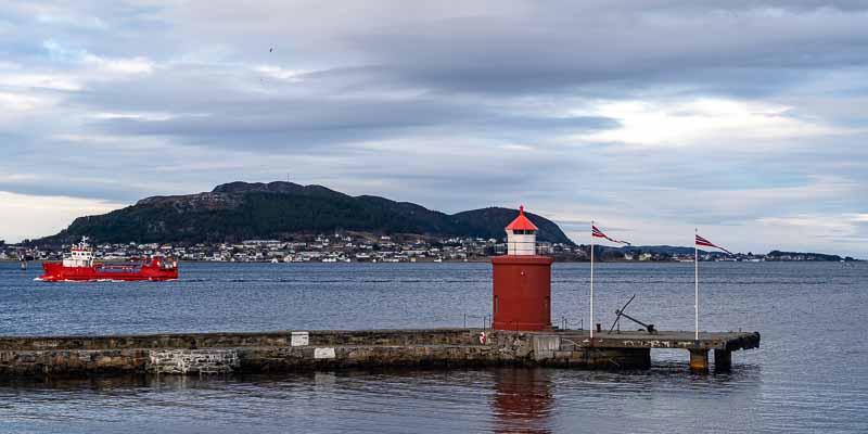 Ålesund : entrée du port, phare Molja, au loin Valderøya