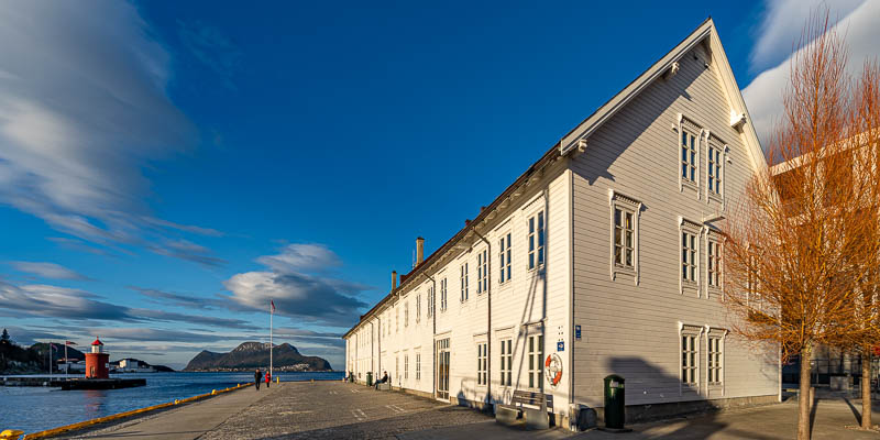 Ålesund : entrée du port, phare Molja