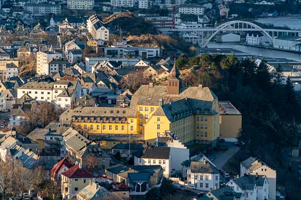 Ålesund depuis Fjellstua : école Aspøy