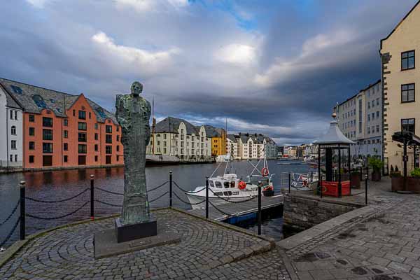 Ålesund : port, statue du « Vagabond » de Harald Grytten
