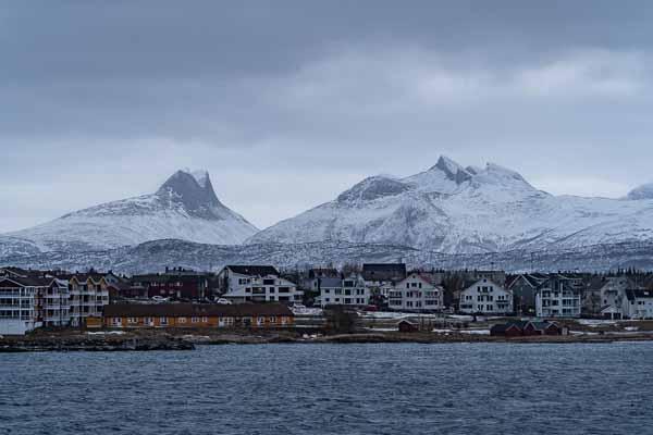 Bodø, au loin massif de Børvasstindan