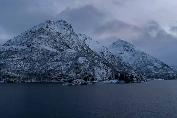 Entrée du Raftsundet, vue vers Hinnøya : Meraftestinden, 611 m