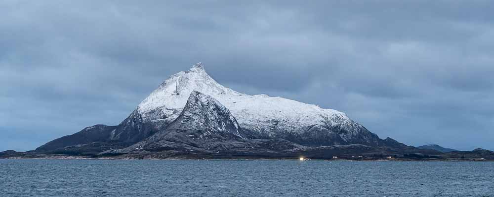Hestmannøy : Hestmannen, 571 m, et Ambota, 318 m