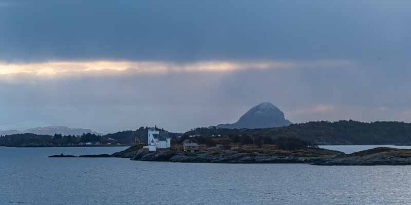 Brønnøysund : sémaphore et Torghatten