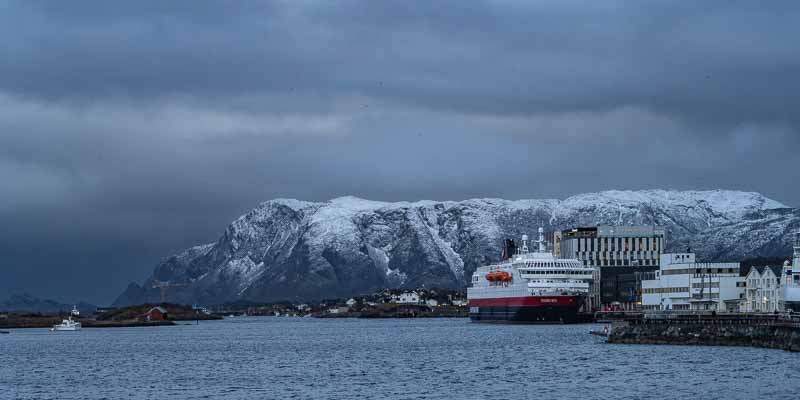 Brønnøysund : MS Richard With, Mosfjell au loin