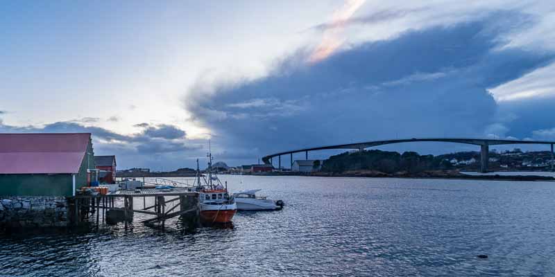 Brønnøysund : bateau de pêche, pont