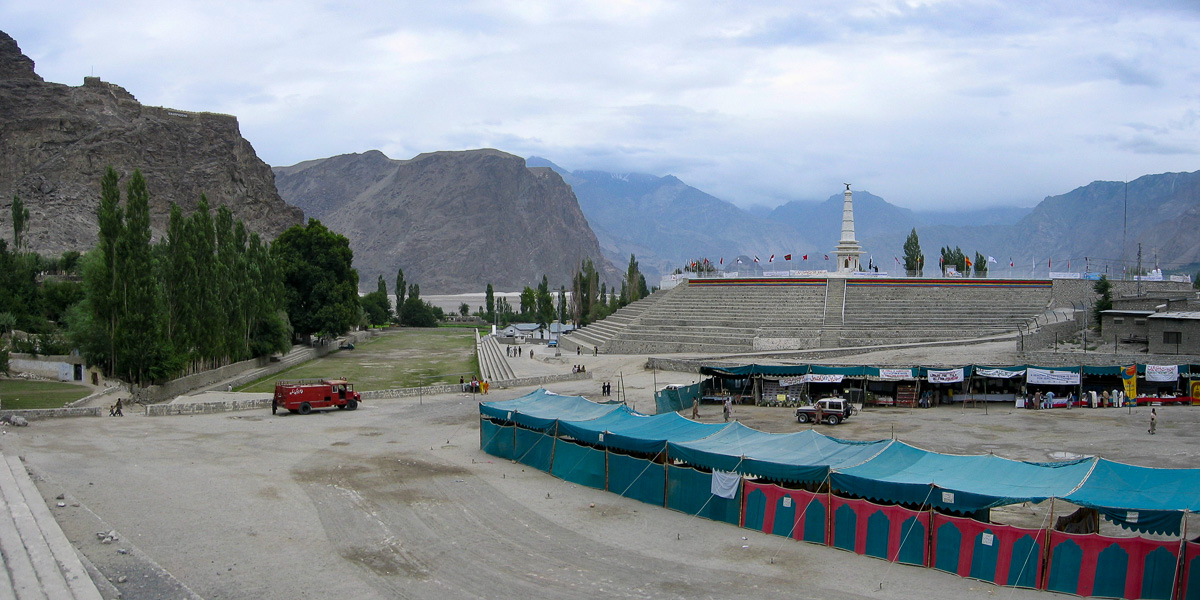 Skardu : citadelle et terrain de polo