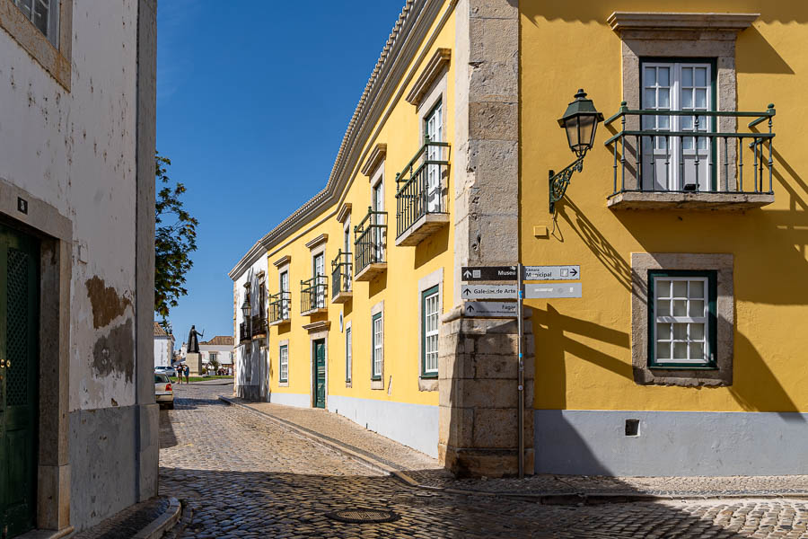 Faro, vieille ville : maison jaune