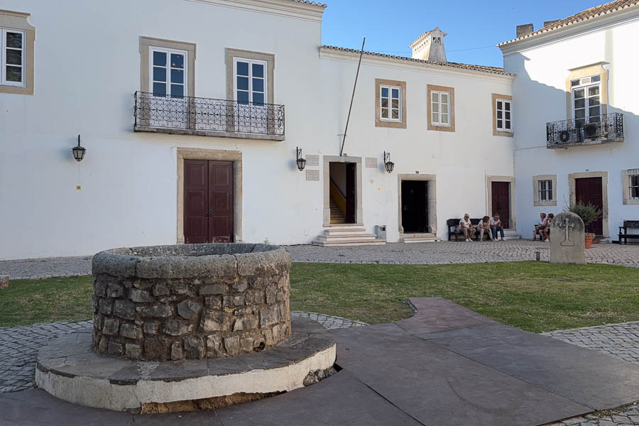 Château de Loulé : cour et puits