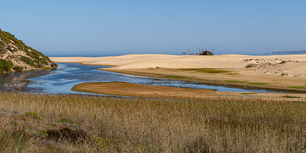 Costa Vicentina : praia da Bordeira, rivière, paillote