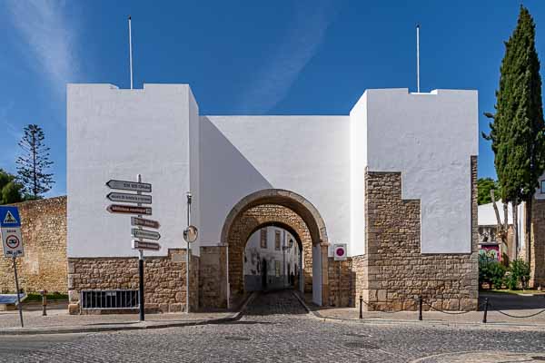 Faro, vieille ville : arco do Repouso, porte est