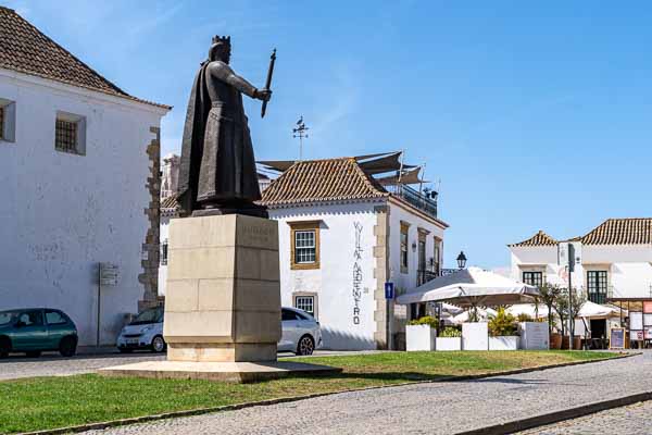 Faro, vieille ville : statue d'Afonso III