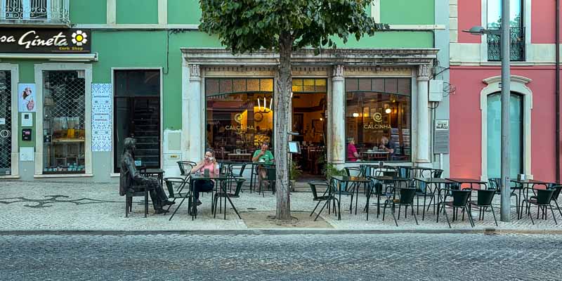 Loulé : café et sculpture