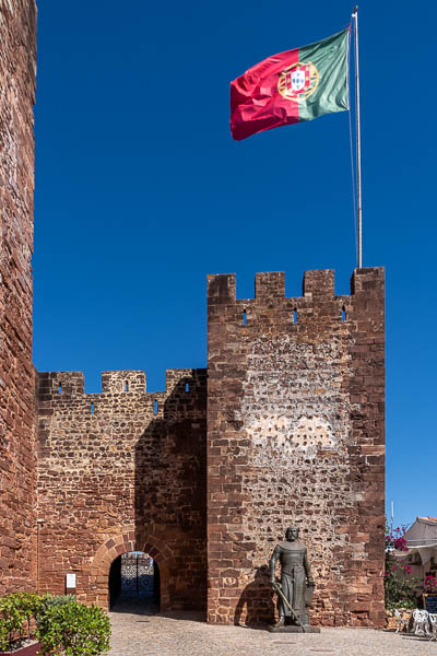 Château de Silves : entrée et statue du roi Sancho 1er