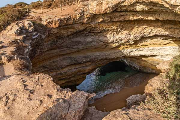 Falaises de Benagil : gouffre et arche