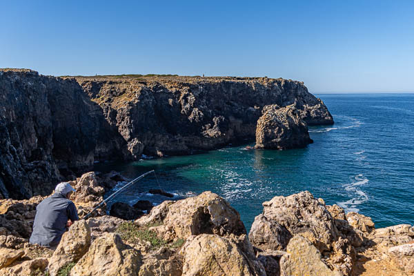 Costa Vicentina : falaises de Carrapateira, pêcheur