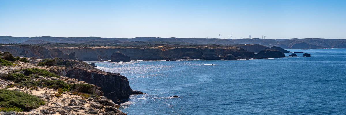 Costa Vicentina : falaises de Carrapateira, éoliennes