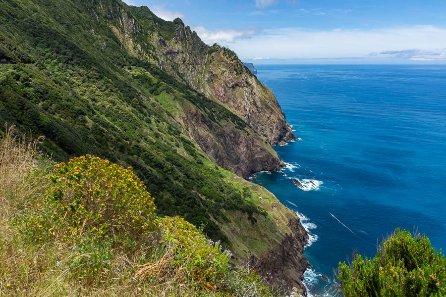 Côte nord, sentier à flanc et maison isolée