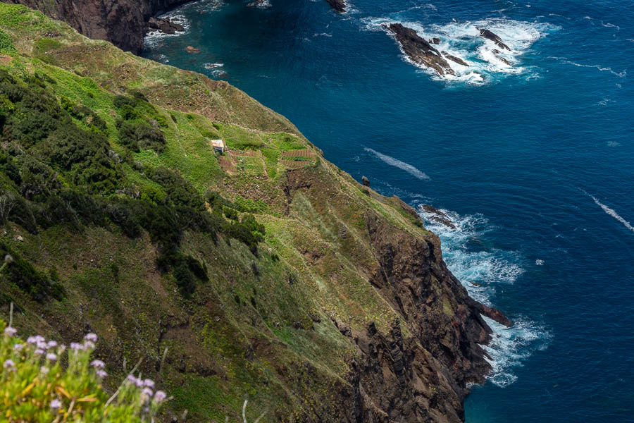 Côte nord, sentier à flanc et maison isolée