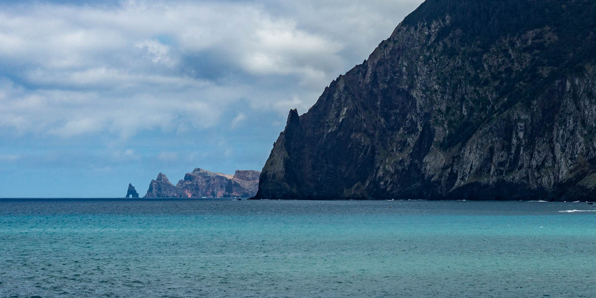 Porto da Cruz : côte nord, vue vers la pointe de São Lourenço