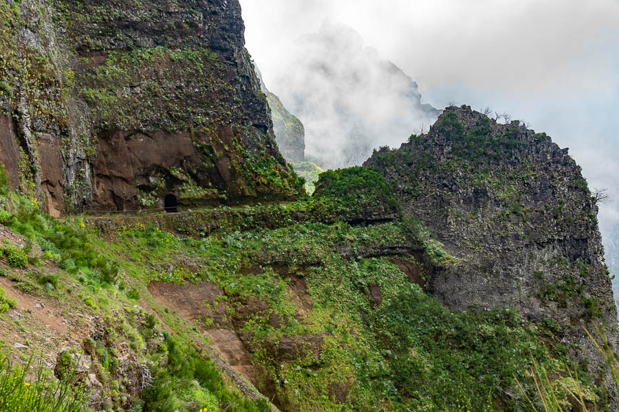 Sentier entre pico Ruivo et pico do Arieiro sous le pico das Torres, 2e tunnel