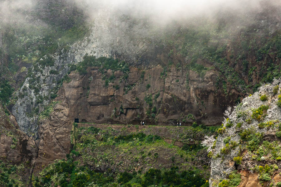 Sentier entre pico Ruivo et pico do Arieiro sous le pico das Torres, 1er tunnel