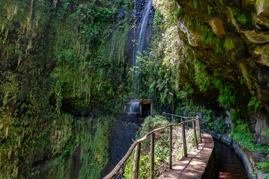 Levada de Ribeira da Janela : cascade et tunnel