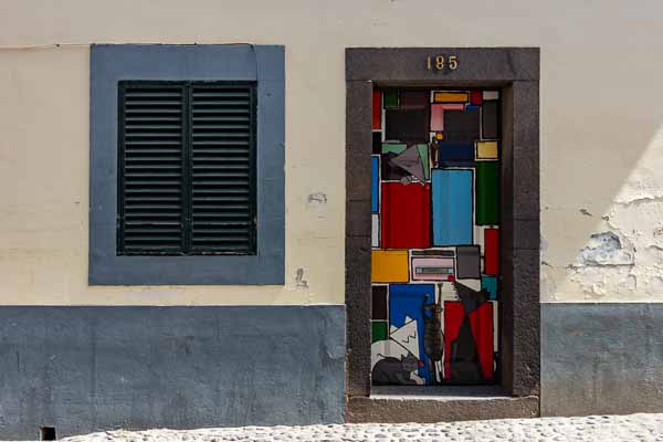 Funchal,  vieille ville : porte peinte