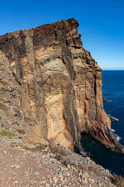 Pointe de São Lourenço : falaise avec dykes