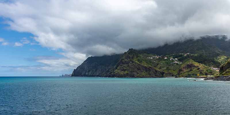 Porto da Cruz : côte nord, vue vers la pointe de São Lourenço