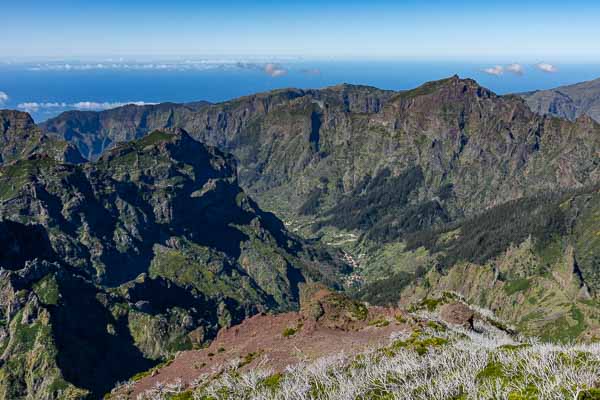 Pico Ruivo, vue vers Curral das Freiras et le pico Grande