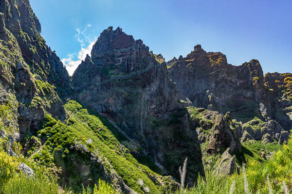 Sentier entre pico Ruivo et pico do Arieiro sous le pico das Torres
