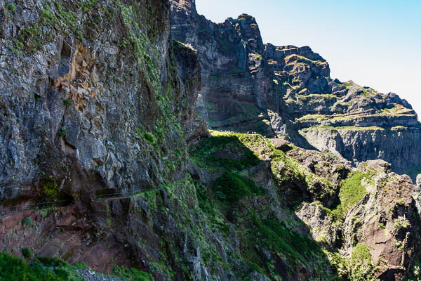 Sentier entre pico Ruivo et pico do Arieiro sous le pico das Torres