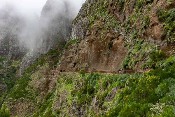 Sentier entre pico Ruivo et pico do Arieiro, tunnel sous le pico das Torres