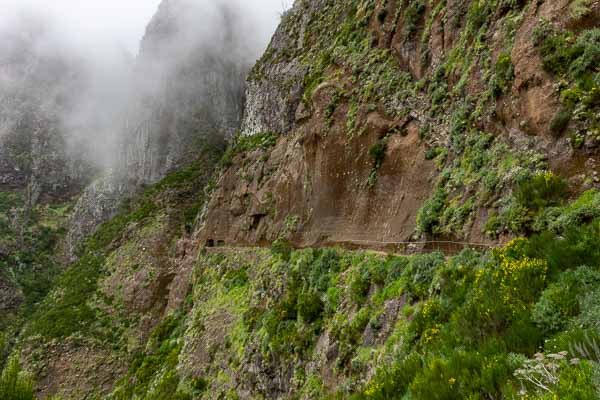 Sentier entre pico Ruivo et pico do Arieiro, tunnel sous le pico das Torres