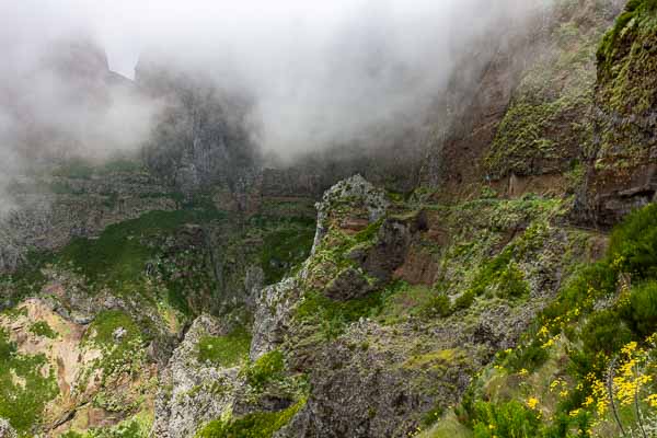 Sentier entre pico Ruivo et pico do Arieiro sous le pico das Torres, 1er tunnel