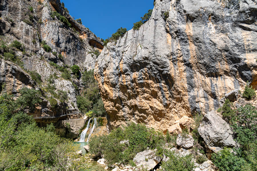 Alquézar : gorges du rio Vero, cascade, passerelle