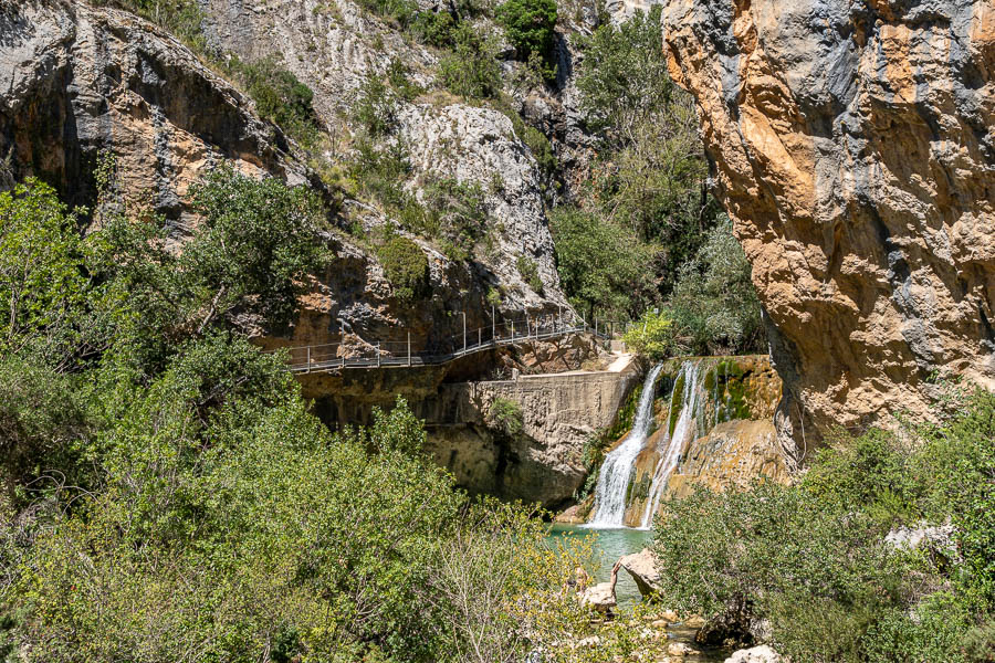 Alquézar : gorges du rio Vero, cascade, passerelle