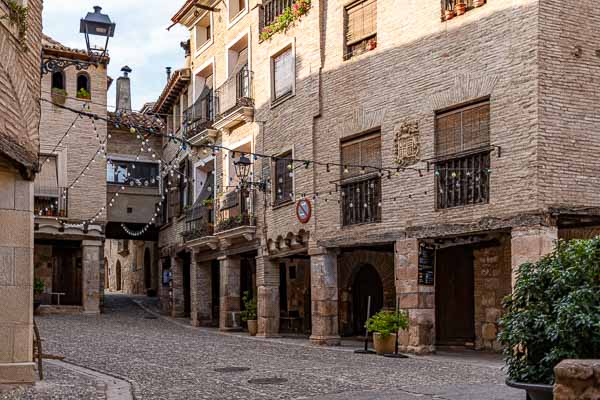 Alquézar : plaza de Rafael Ayerbe