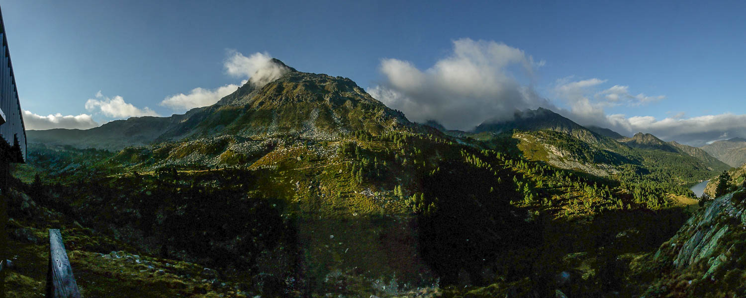 Lumière matinale sur le pic Pedros et la vallée des Bésines depuis le refuge